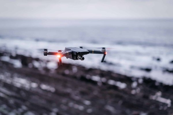 Comment les entreprises de logistique peuvent-elles intégrer des drones pour l'optimisation des inventaires en entrepôt ?